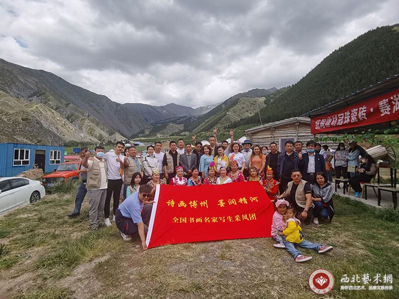 写生采风团与当地少数民族居民互动并合影留念.jpg