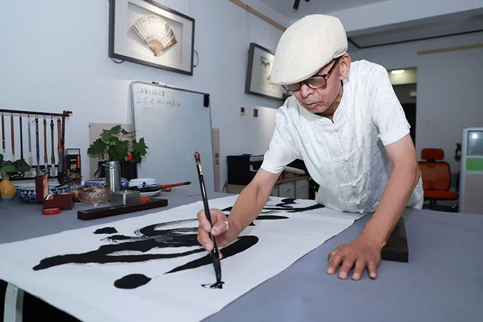 王砚辉书法艺术论——名人字画与中国书法的交融共生及文化价值探析